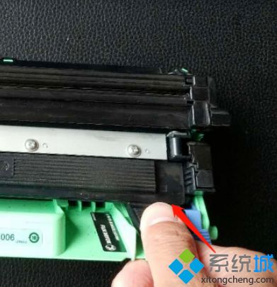 打印机为什么打印出来是黑的_打印出来纸张表面黑的解决方法